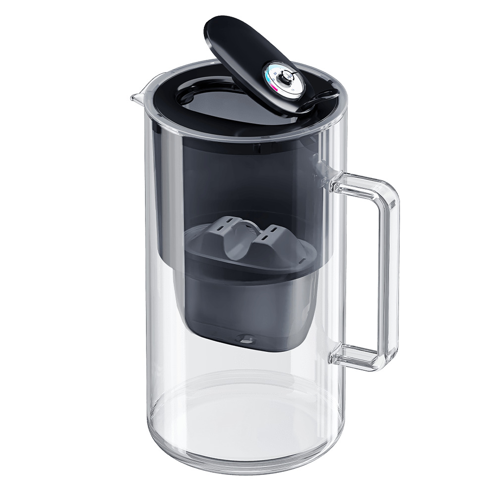 Ein klarer Glas-Wasserfilterkrug mit schwarzem Deckel und integriertem Thermometer, der den grauen Filter zeigt.