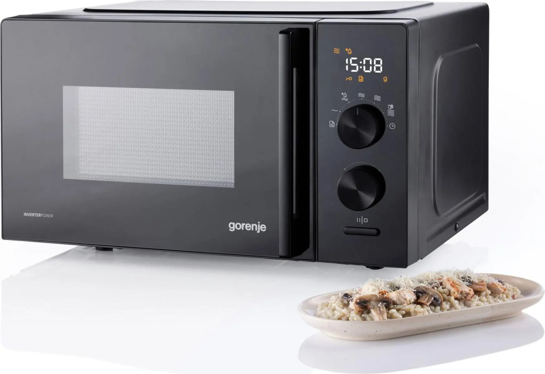 Czarna kuchenka mikrofalowa Gorenje z cyfrowym wyświetlaczem i pokrętłami, z talerzem risotto z grzybami.