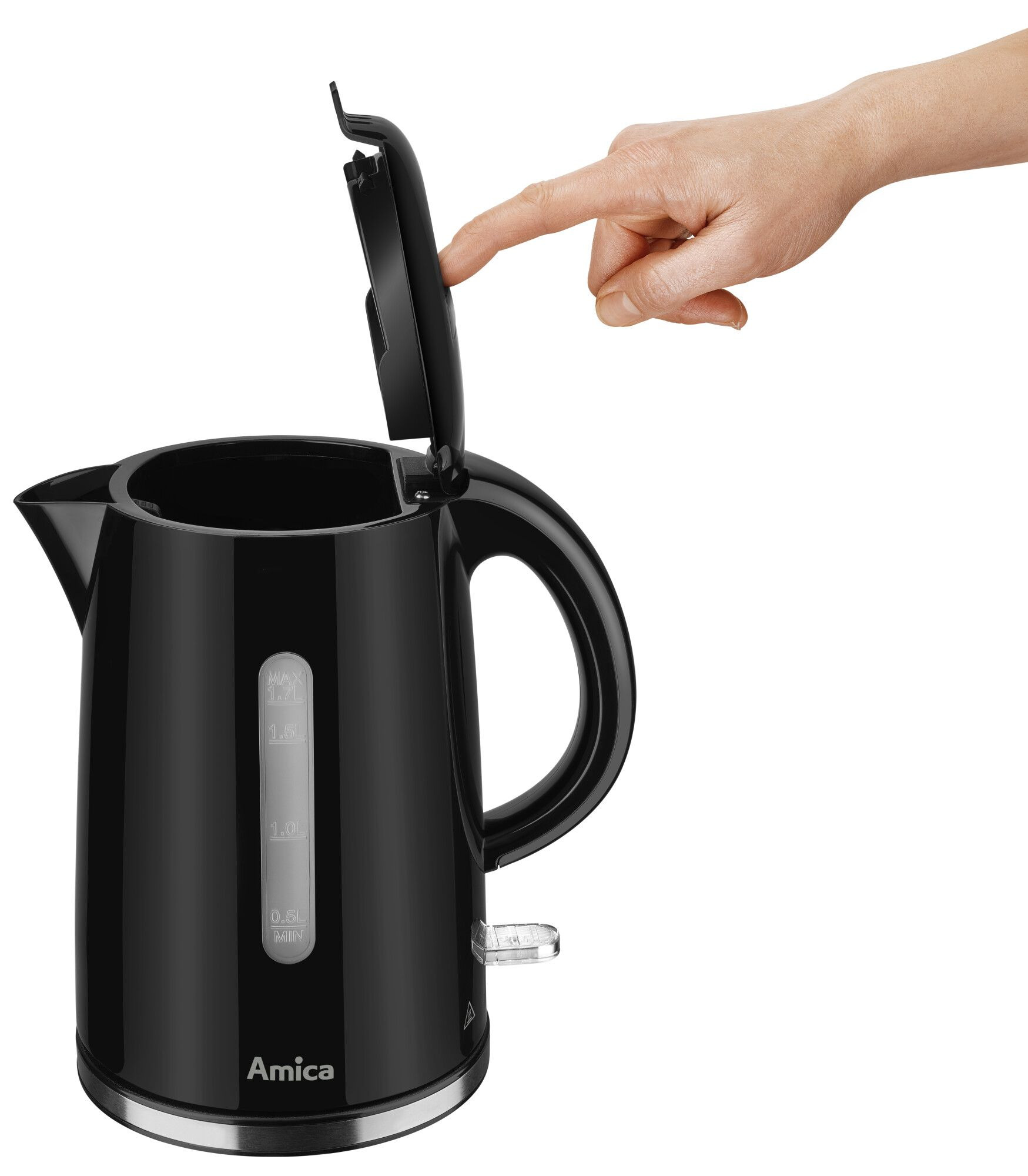 Una mano apre il coperchio di un bollitore elettrico nero Amica con indicatore di livello.