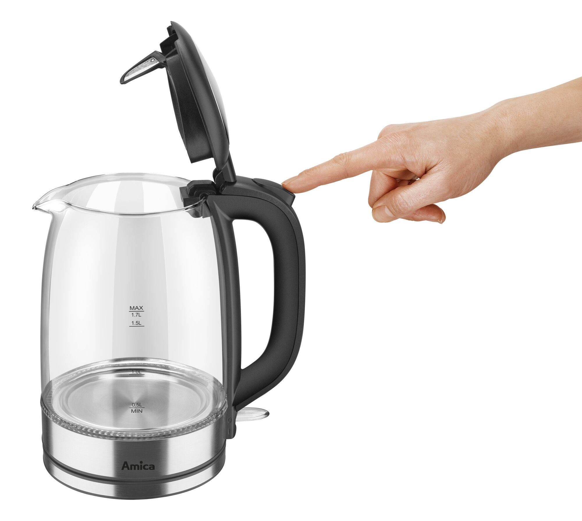 Una mano preme il pulsante del coperchio di un bollitore in vetro Amica aperto.