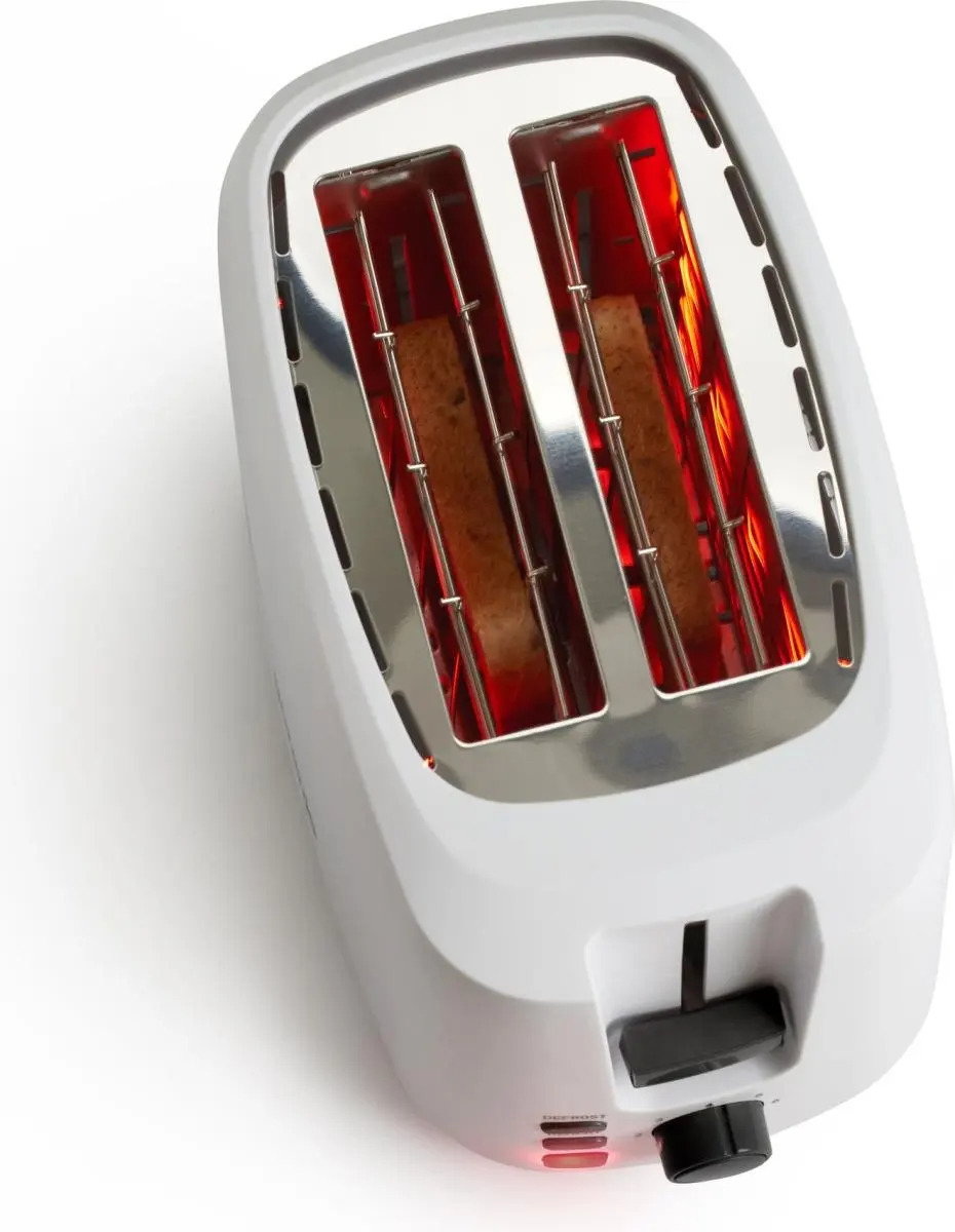 Un tostapane bianco con due fette di pane all'interno e resistenze rosse incandescenti.