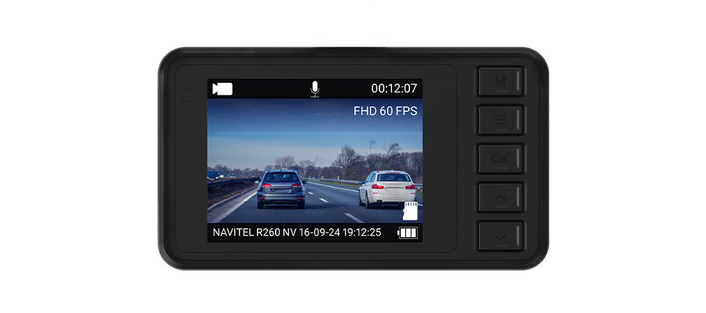Schwarze Dashcam mit Display, das die Sicht auf eine Autobahn mit zwei Autos zeigt.