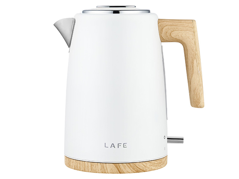 Bollitore elettrico bianco con manico e base effetto legno, beccuccio argentato e logo LAFE su sfondo bianco.