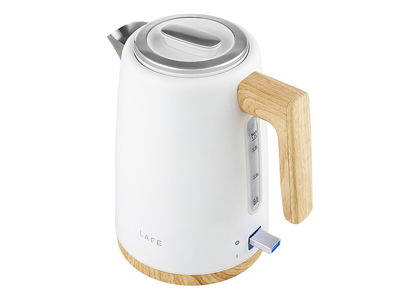 Un bollitore elettrico bianco con manico e base effetto legno, coperchio argentato e spia di accensione blu.