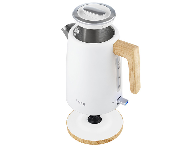 Bollitore elettrico bianco con manico e base in legno sul supporto, coperchio aperto.