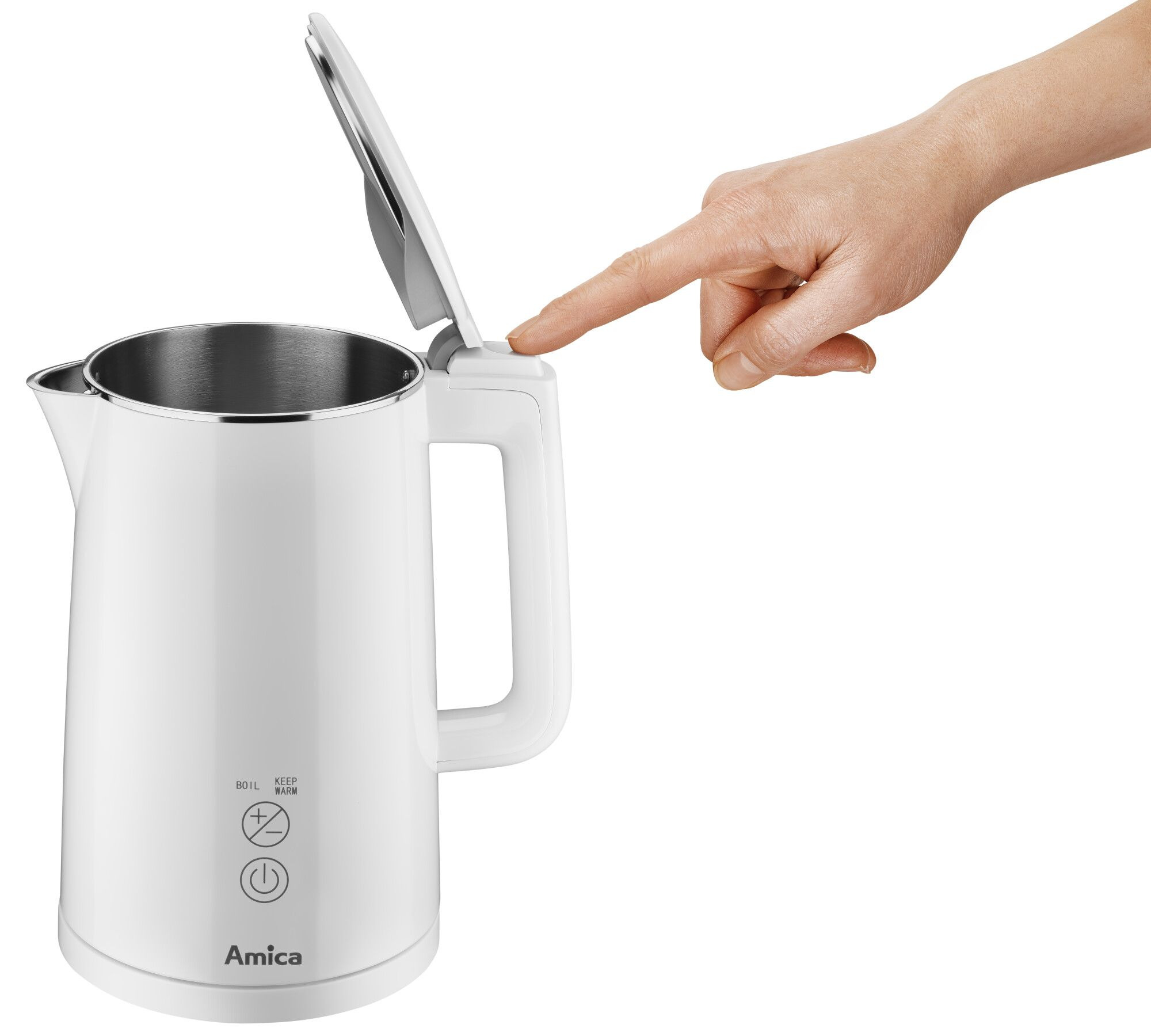 Una mano preme il pulsante di apertura di un bollitore bianco Amica con coperchio aperto.