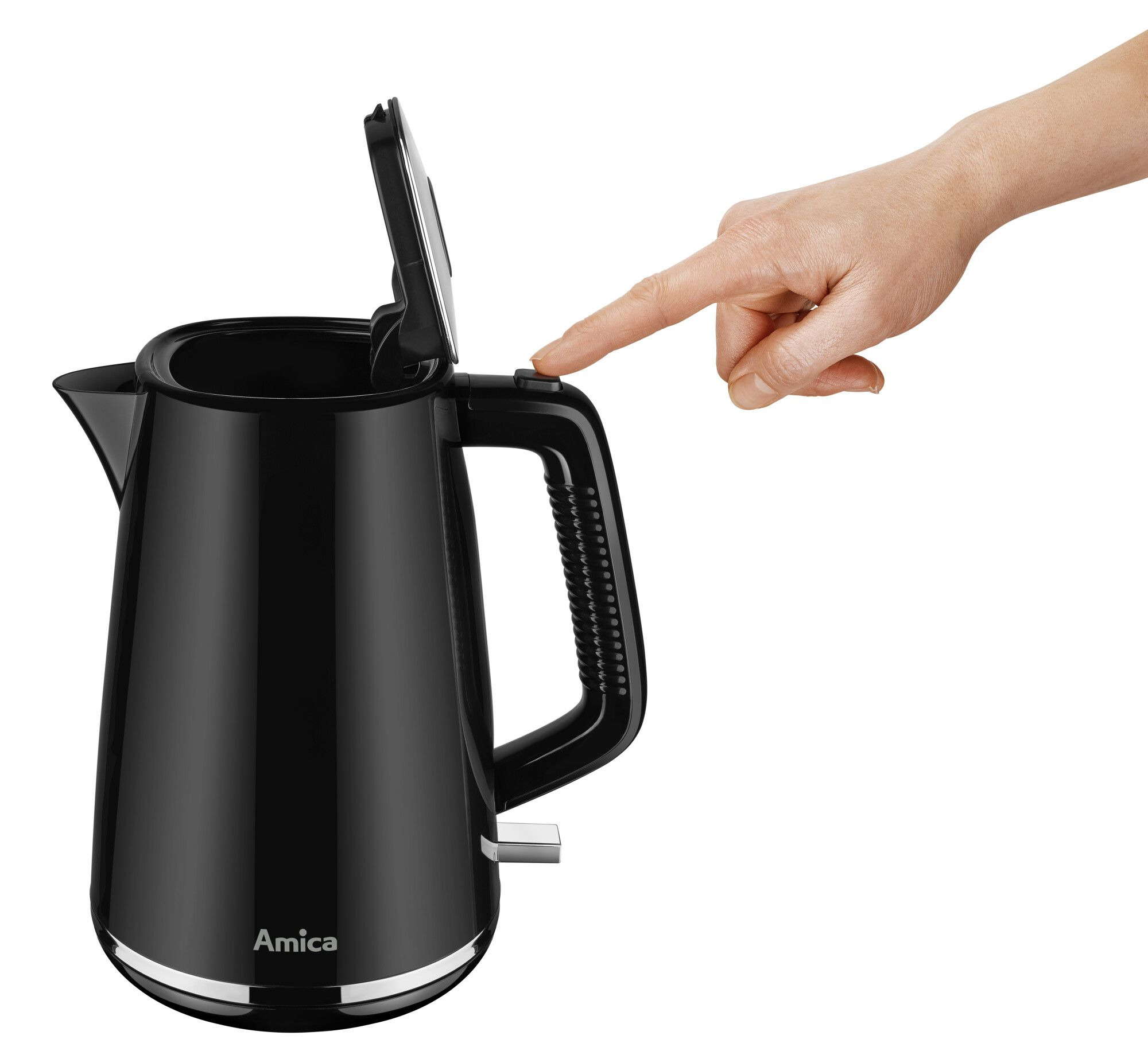 Una mano preme il pulsante del coperchio di un bollitore nero Amica con coperchio aperto su sfondo bianco.