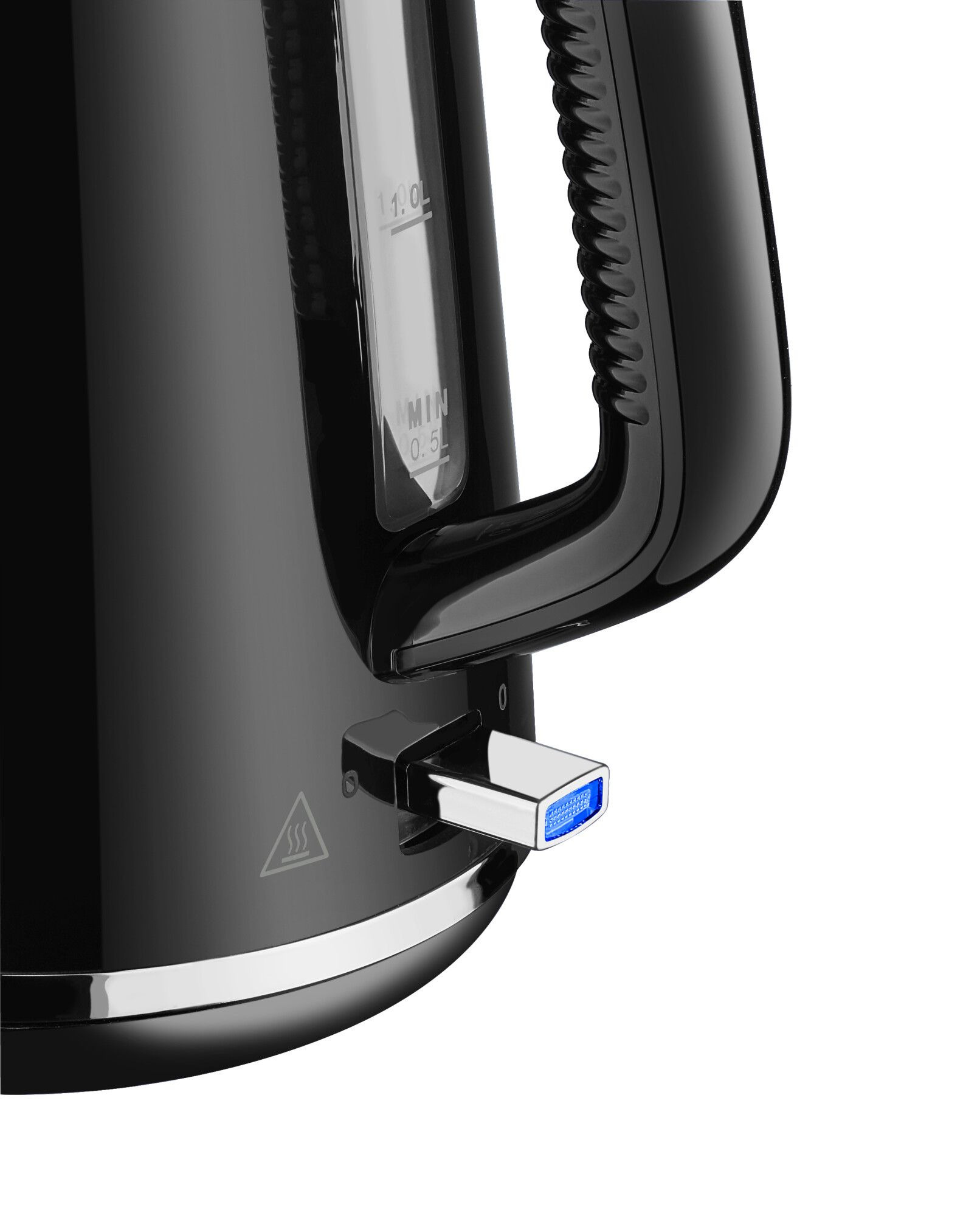 Primo piano di un bollitore elettrico nero con interruttore blu illuminato.