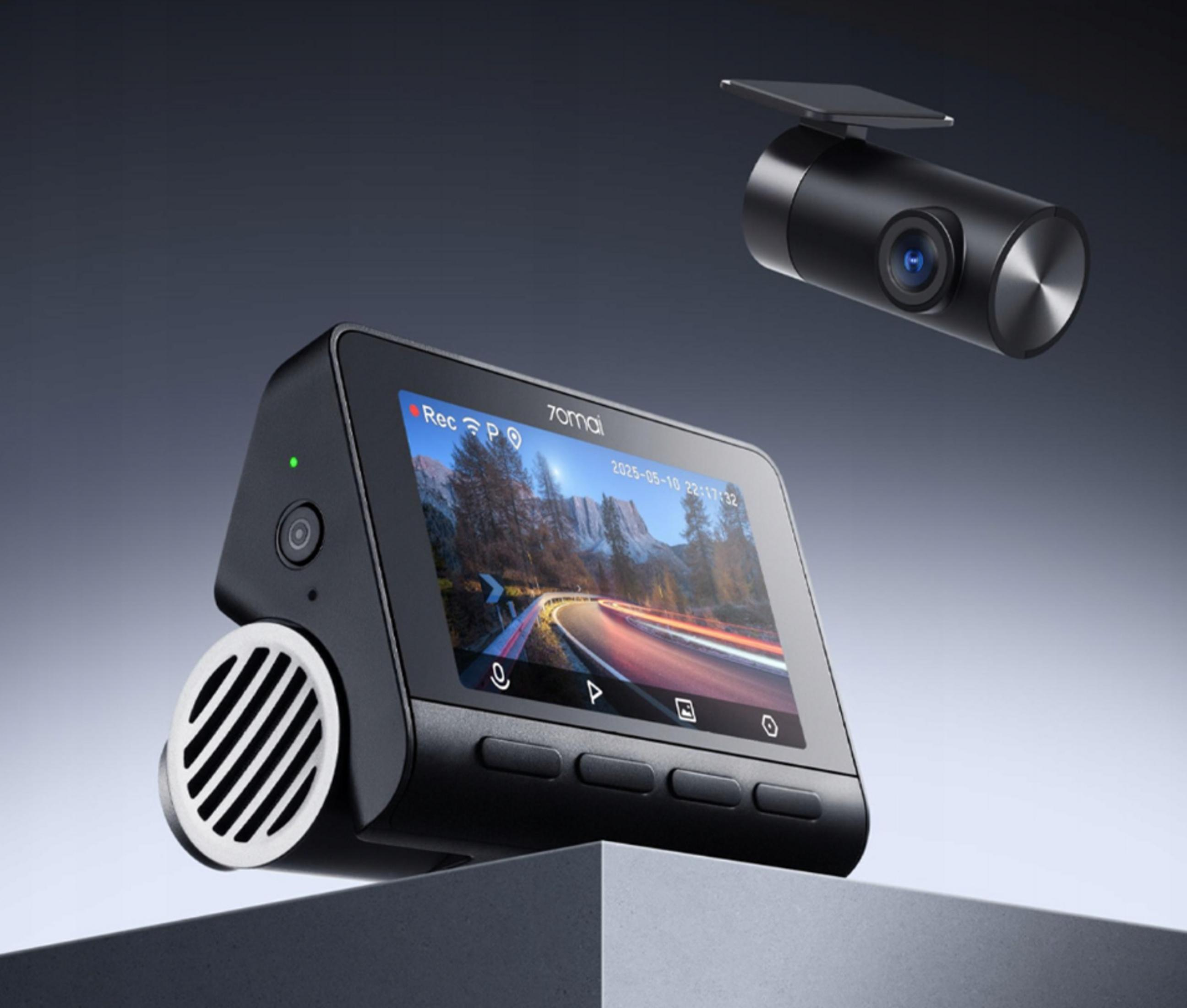 Eine schwarze Dashcam mit Display einer Straße und eine kleinere zylindrische Rückkamera oben.