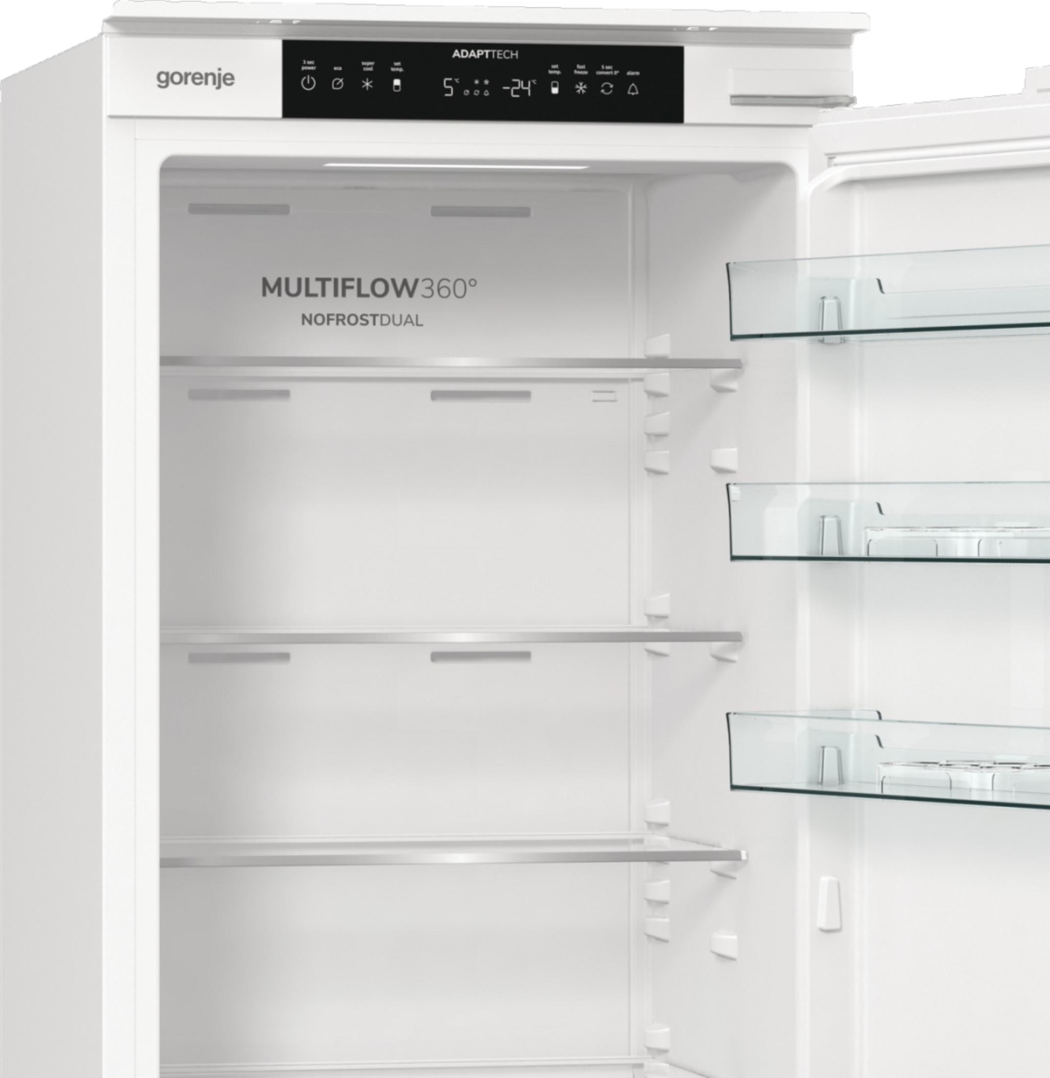Geöffneter weißer Gorenje-Kühlschrank mit Glasböden und digitalem Display.