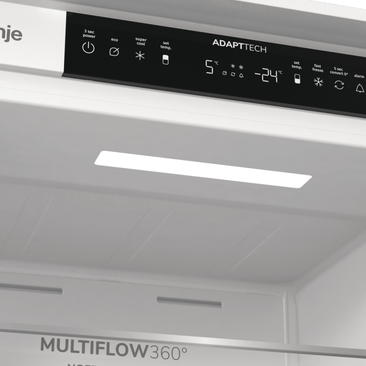Innenansicht eines Kühlschranks mit digitalem Display oben und LED-Beleuchtung.