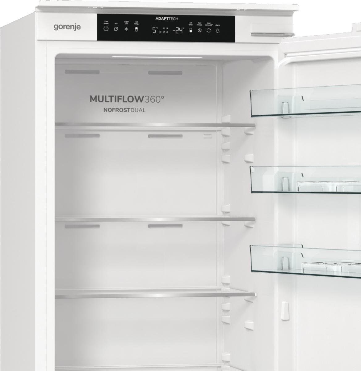 Offener weißer Gorenje-Kühlschrank mit Glasregalen und digitaler Anzeige.
