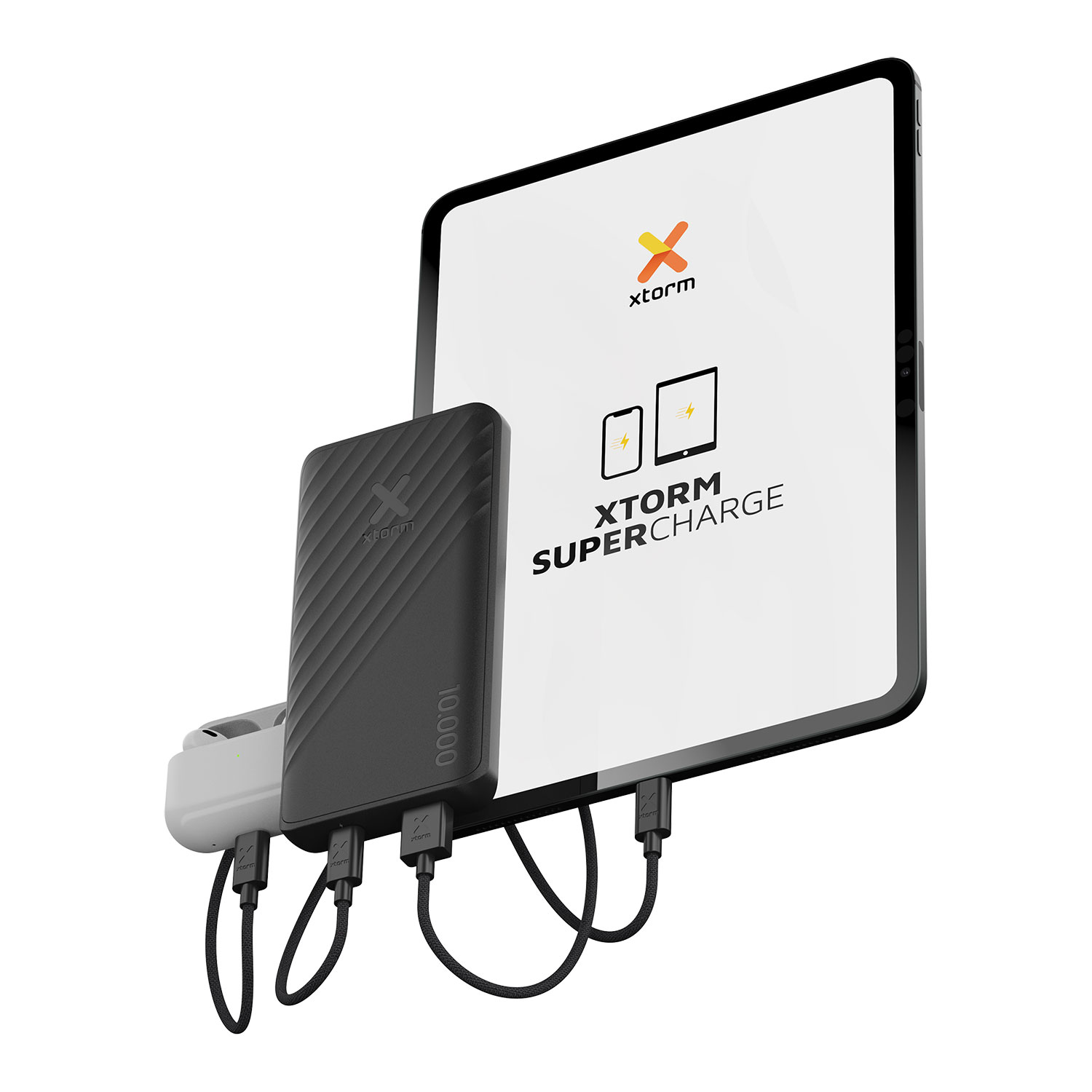 Eine schwarze Xtorm Supercharge Powerbank und ein Tablet mit Xtorm-Logo laden Geräte über schwarze Kabel auf.