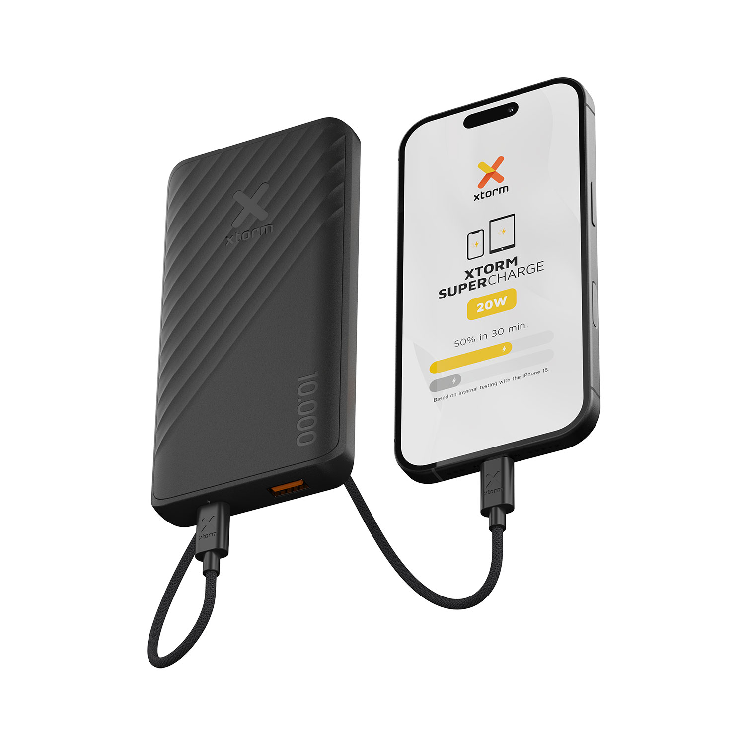 Eine schwarze Xtorm-Powerbank mit 10.000 mAh lädt ein Smartphone mit Xtorm Supercharge-Display über ein USB-Kabel.