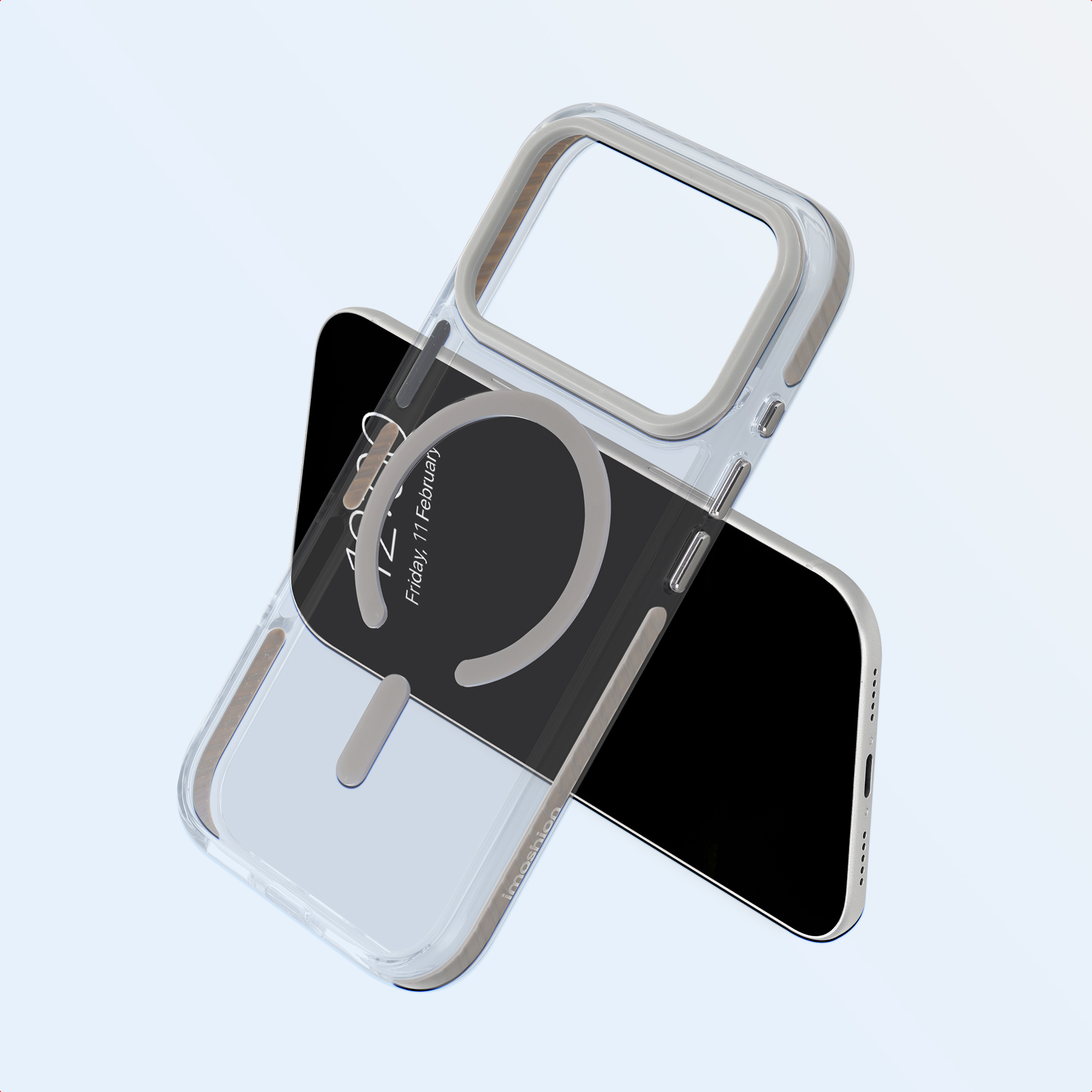 Eine durchsichtige Handyhülle mit Magnetring schwebt über einem Smartphone auf hellem Hintergrund.