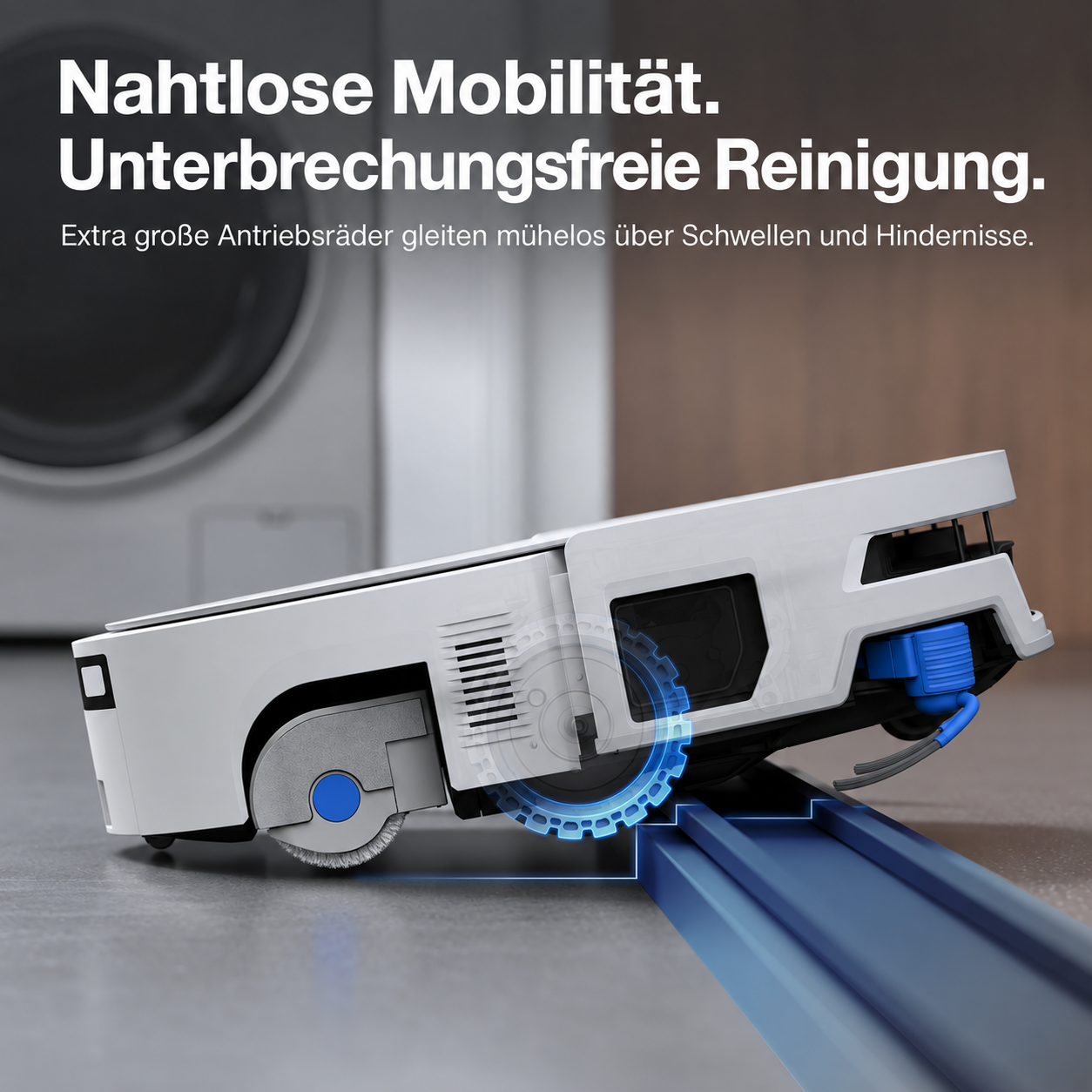 Ein weißer Saugroboter rollt über eine Bodenschwelle, im Hintergrund eine Waschmaschine.