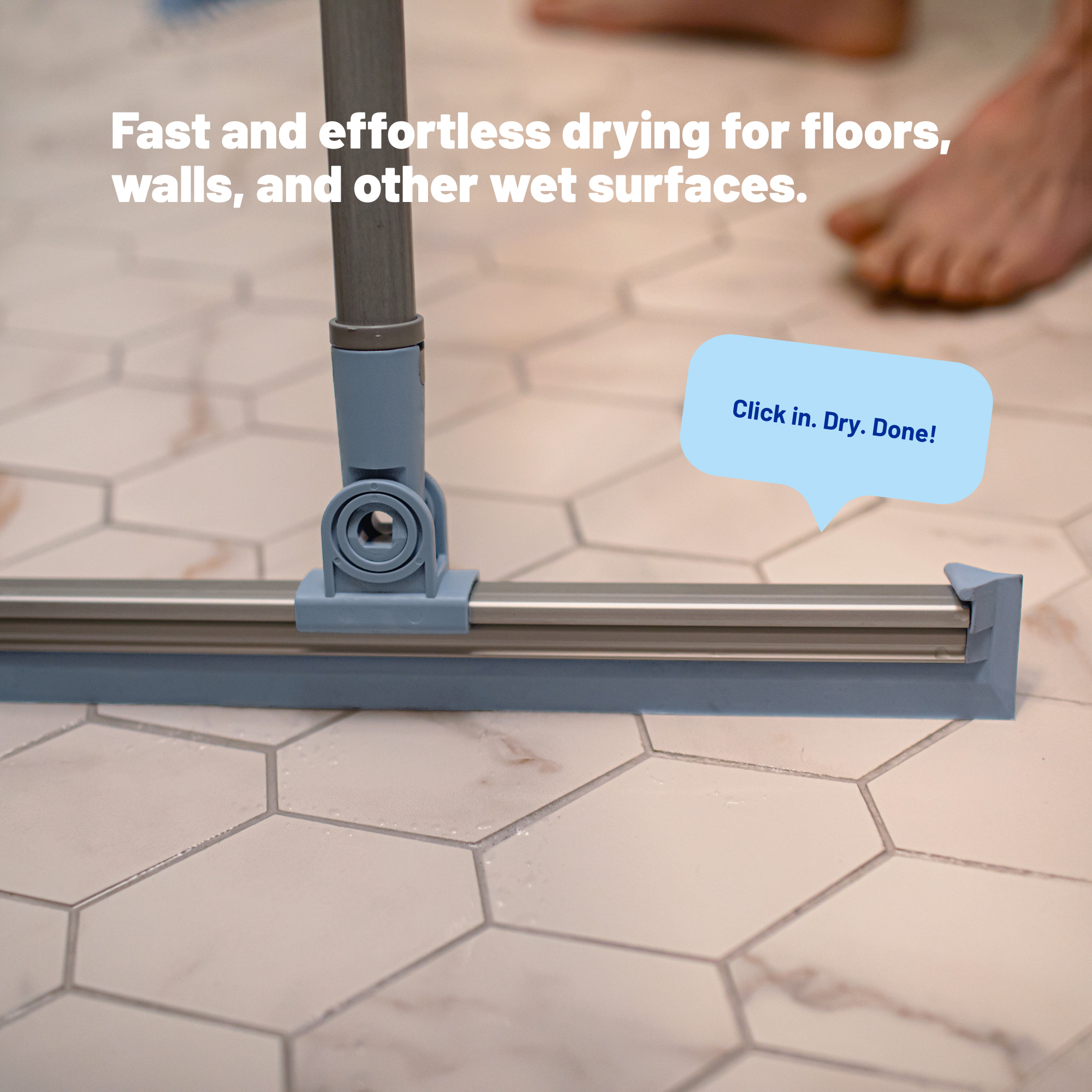Kék padlólehúzó világos hatszögletű csempén, szöveggel és egy beszédpanellel.