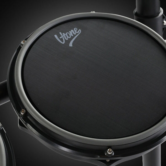 Ein schwarzes E-Drum-Pad mit dem "Utone"-Logo auf dem Fell, befestigt an einem Metallständer.