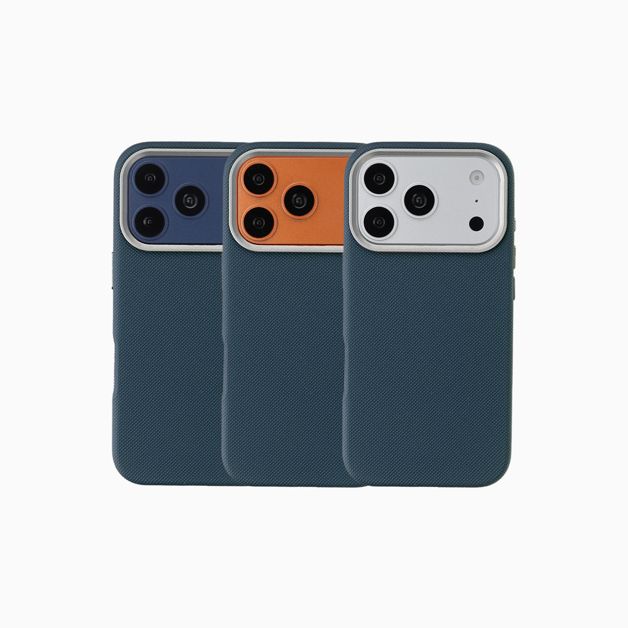 Tre smartphone con custodie protettive blu e diversi colori del modulo fotocamera.