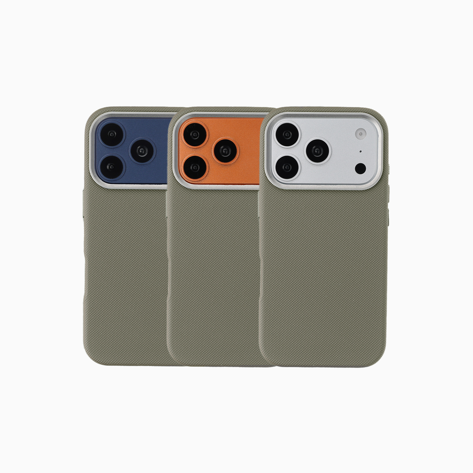 Tre smartphone in custodie grigie testurizzate, con moduli fotocamera blu, arancioni e argento.