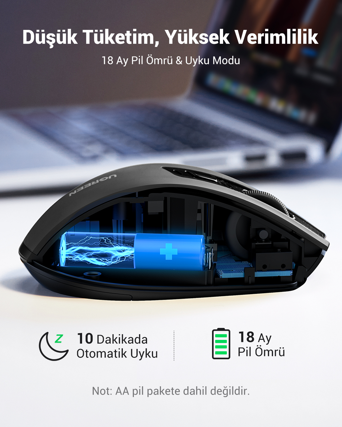 İçinde elektrik yıldırımları olan mavi pil gösteren kesit siyah bilgisayar faresi.