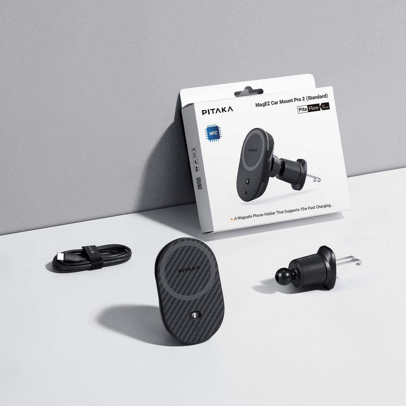Soporte de coche Pitaka MagEZ Car Mount Pro 2 con embalaje, cable de carga y clip para ventilación.