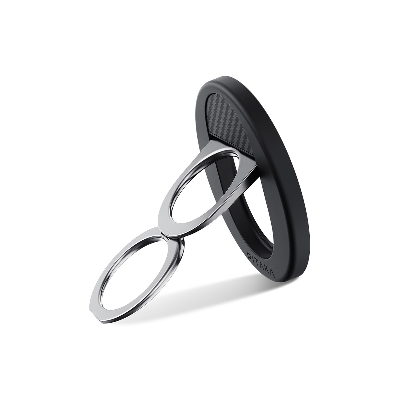 Un soporte para teléfono Pitaka negro con dos anillos de metal plateado se encuentra sobre un fondo blanco.