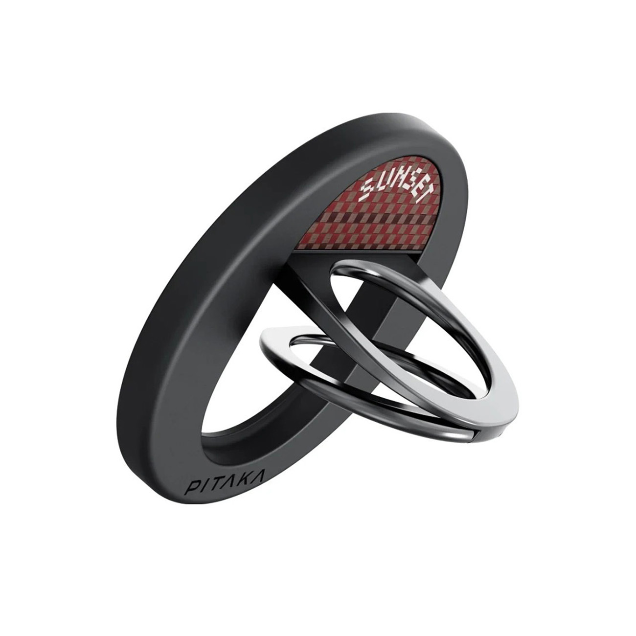 Un soporte para teléfono Pitaka negro con patrón a cuadros rojo y dos anillos plateados sobre fondo blanco.