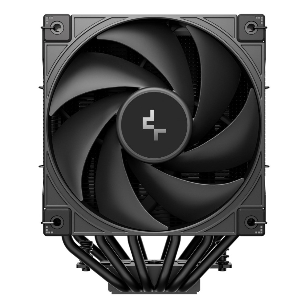 Un dissipatore CPU nero con ventola e sei tubi di calore su sfondo bianco.