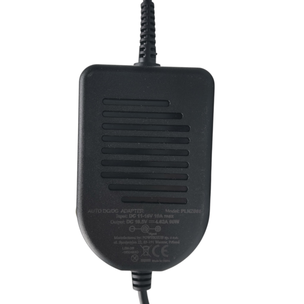 Czarny adapter samochodowy DC/DC z szczelinami wentylacyjnymi i nadrukowanymi specyfikacjami technicznymi.