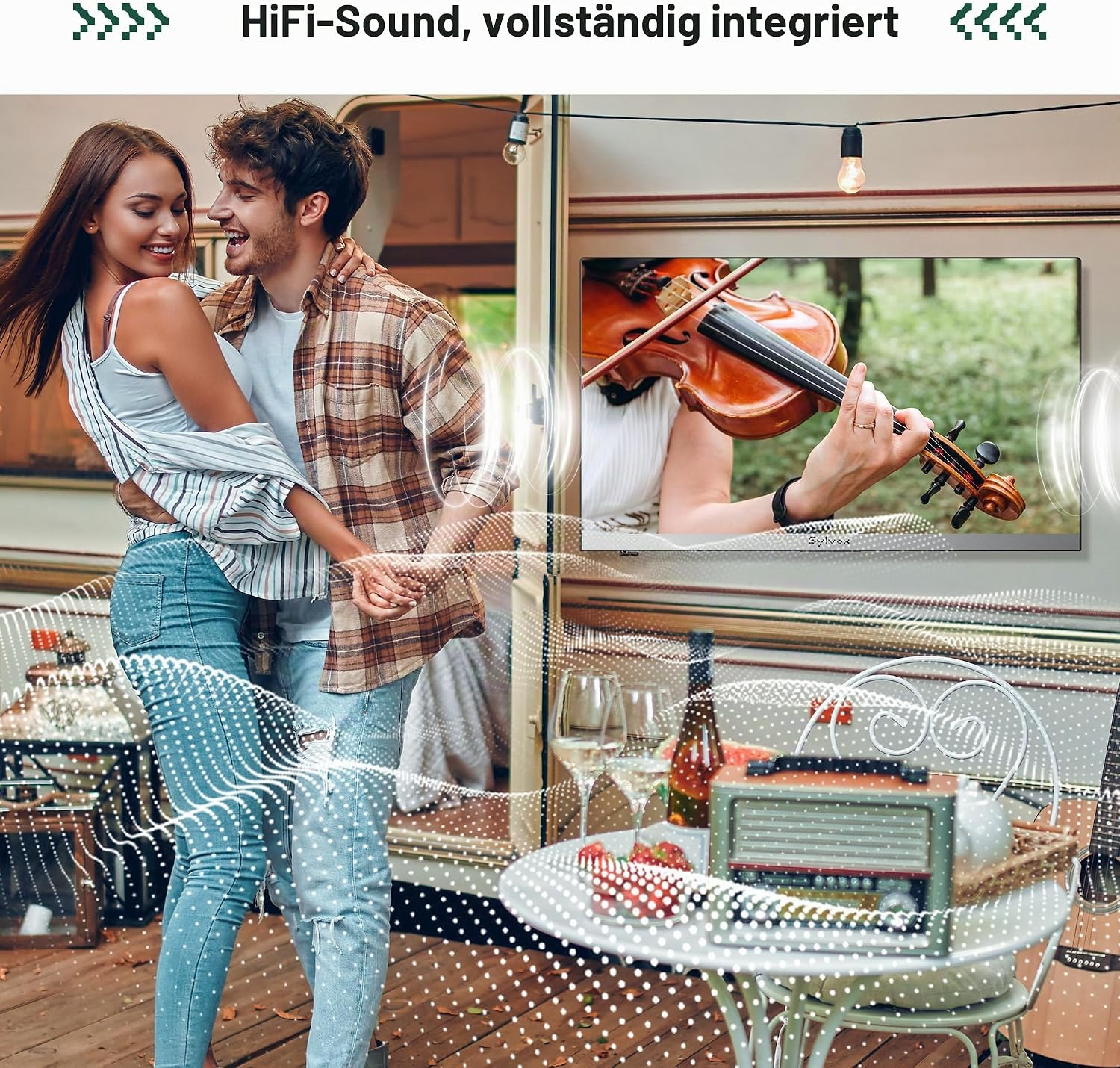 Ein glückliches Paar tanzt draußen vor einem Wohnmobil, mit Musiknoten, einem Fernseher und einem Tisch im Hintergrund.