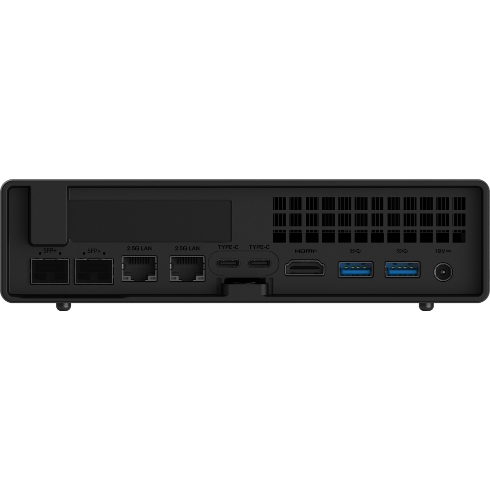 Vista posteriore di un mini PC nero con porte SFP+, LAN, USB-C, HDMI, USB-A e alimentazione.
