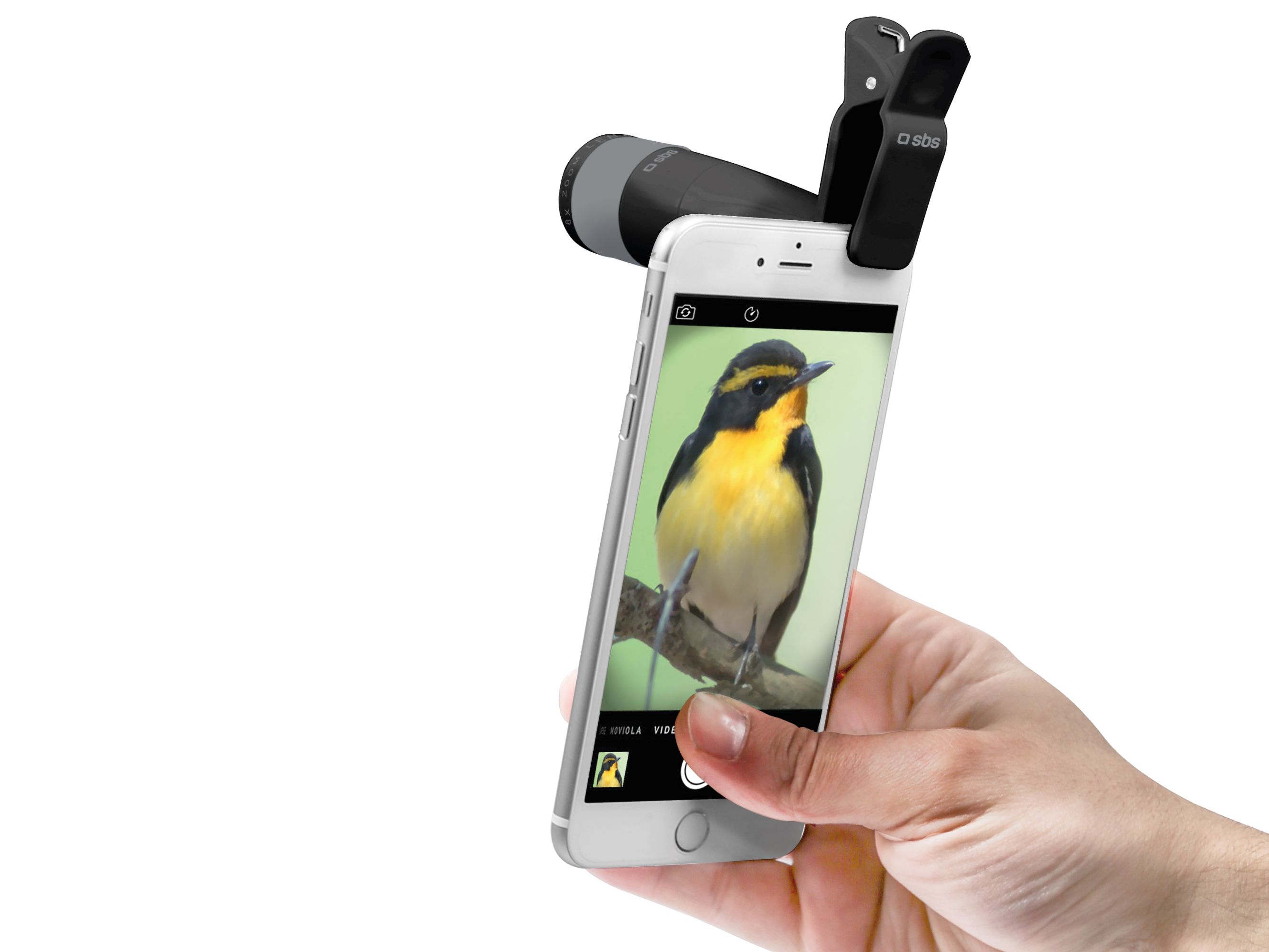 Mano sosteniendo un smartphone blanco con lente de clip que muestra un ave amarilla.