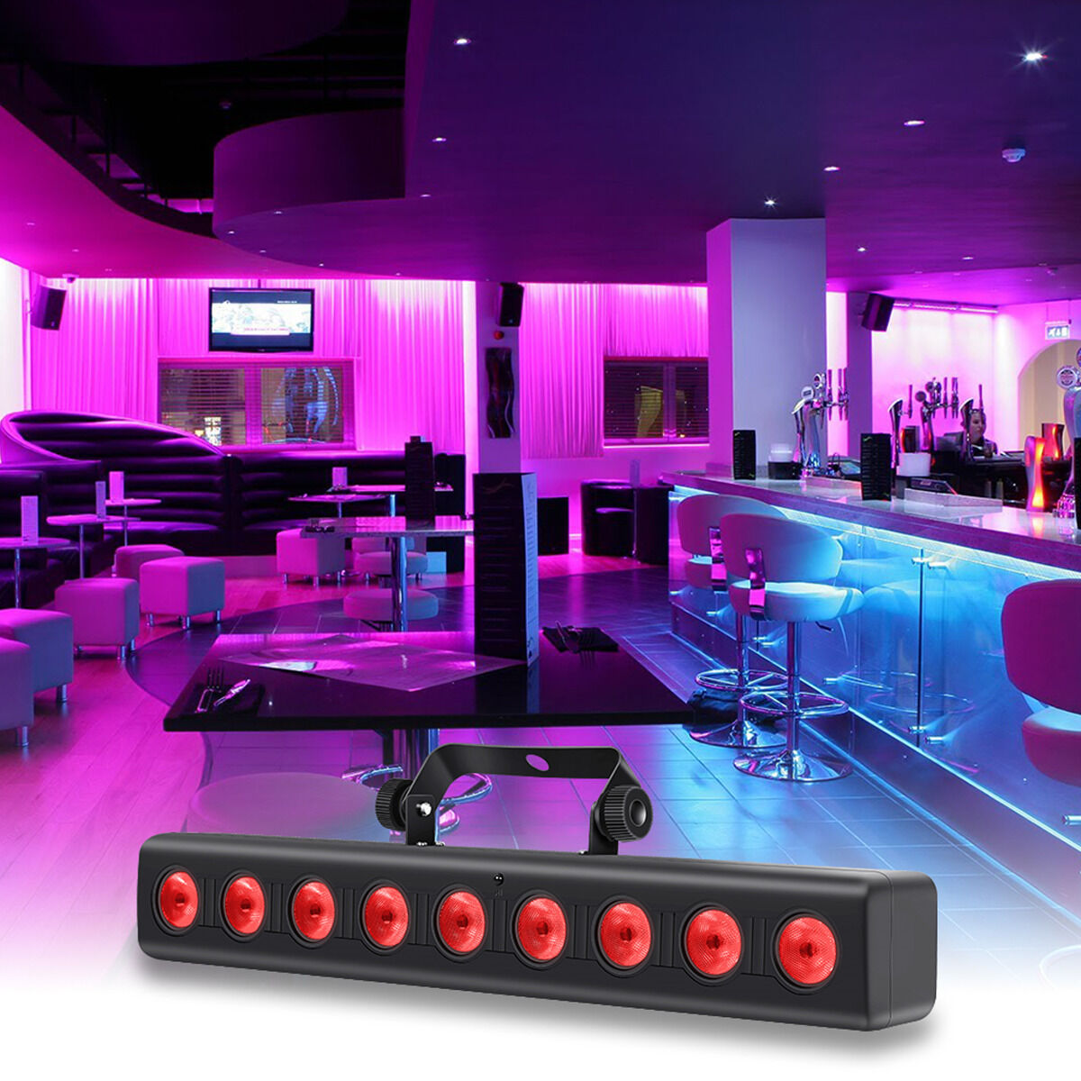 Eine schwarze Bühnenlichtleiste mit neun rot leuchtenden Linsen befindet sich im Vordergrund einer Bar.