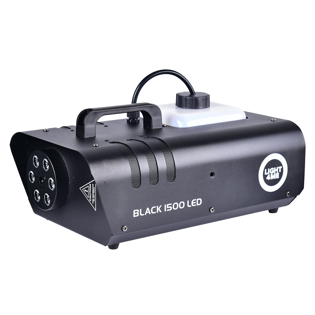 Eine schwarze Nebelmaschine mit Griff, weißem Tank, Düse und der Aufschrift BLACK 1500 LED vor weißem Hintergrund.
