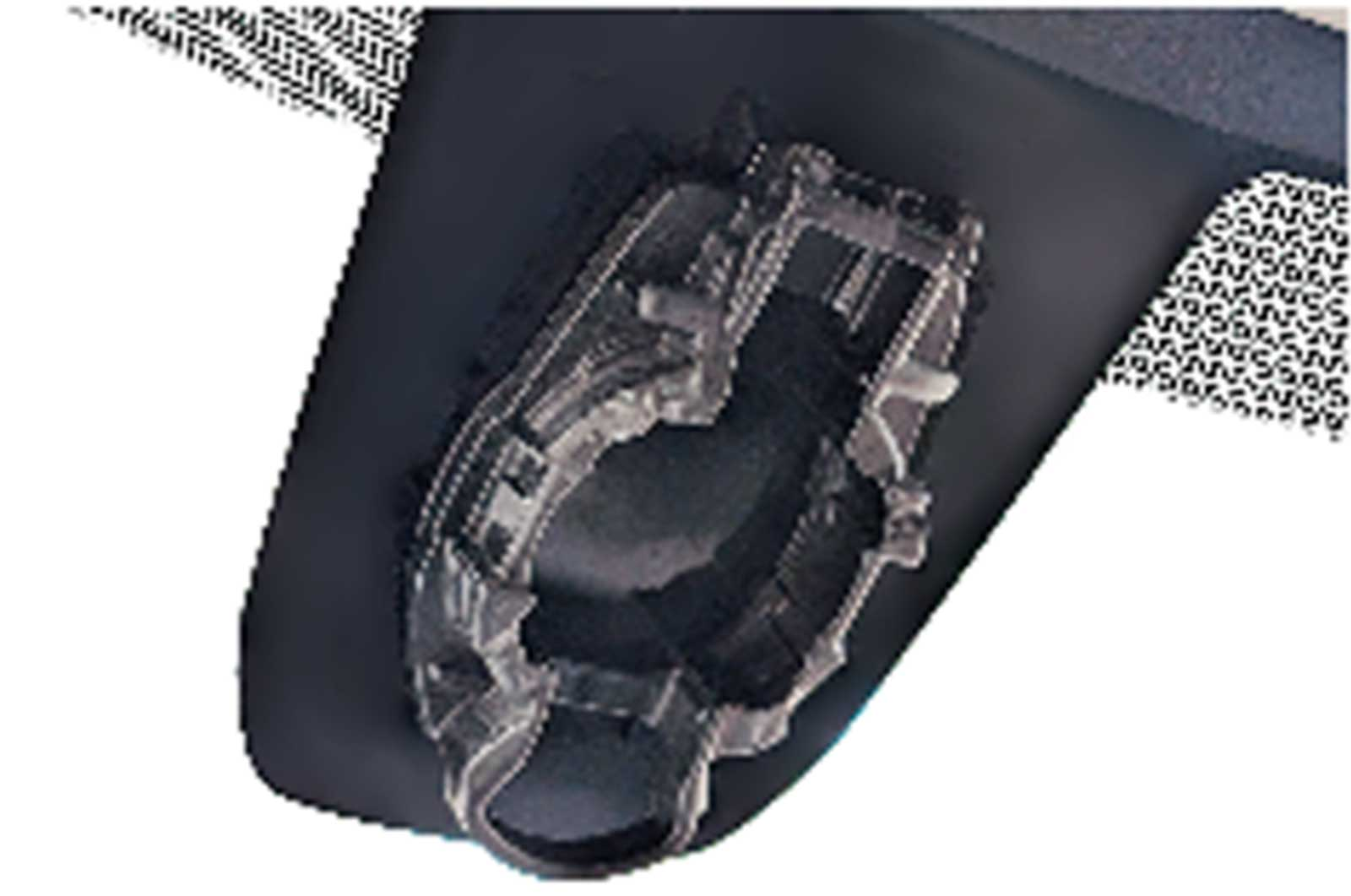 Ein schwarzer Eisgreifer mit silbernen Metallspikes ist auf einem Schuh befestigt.