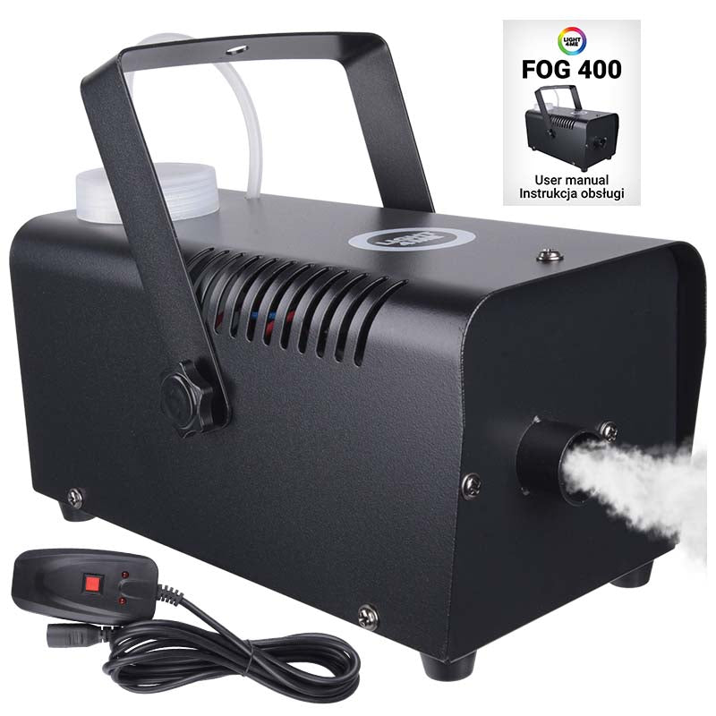 Schwarze Nebelmaschine Light4Me Fog 400 mit Bedienungsanleitung, Kabelfernbedienung und ausgestoßener Nebelwolke.
