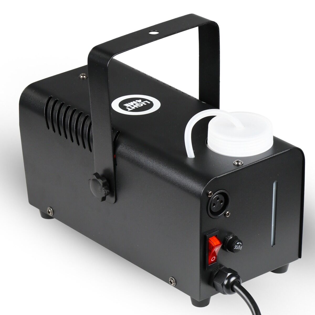 Eine kompakte, schwarze Nebelmaschine mit Metallgriff, weißem Flüssigkeitstank, rotem Schalter und Anschlusskabel.
