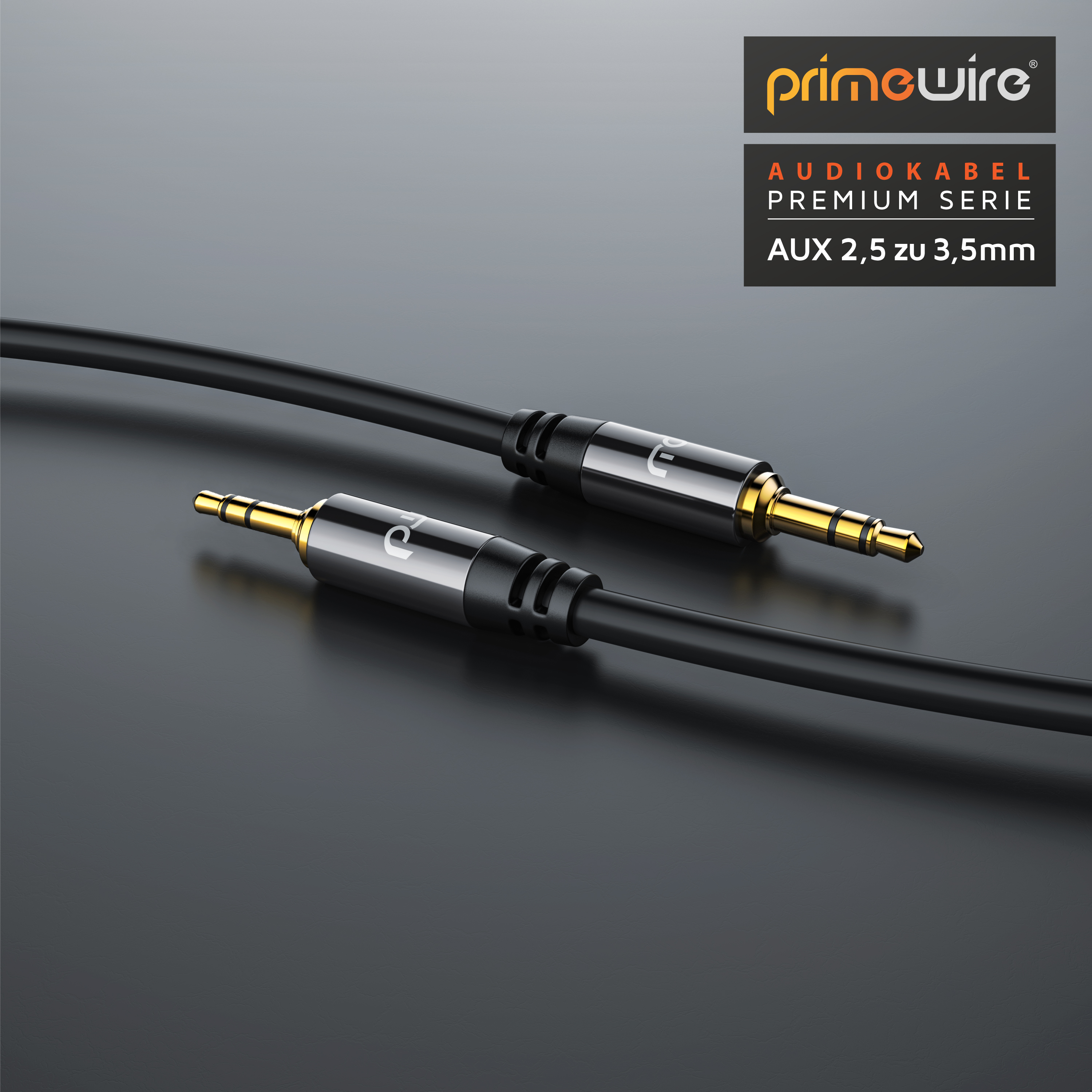 Primewire Audiokabel AUX 2,5 zu 3,5 mm mit vergoldeten Steckern auf grauem Hintergrund.