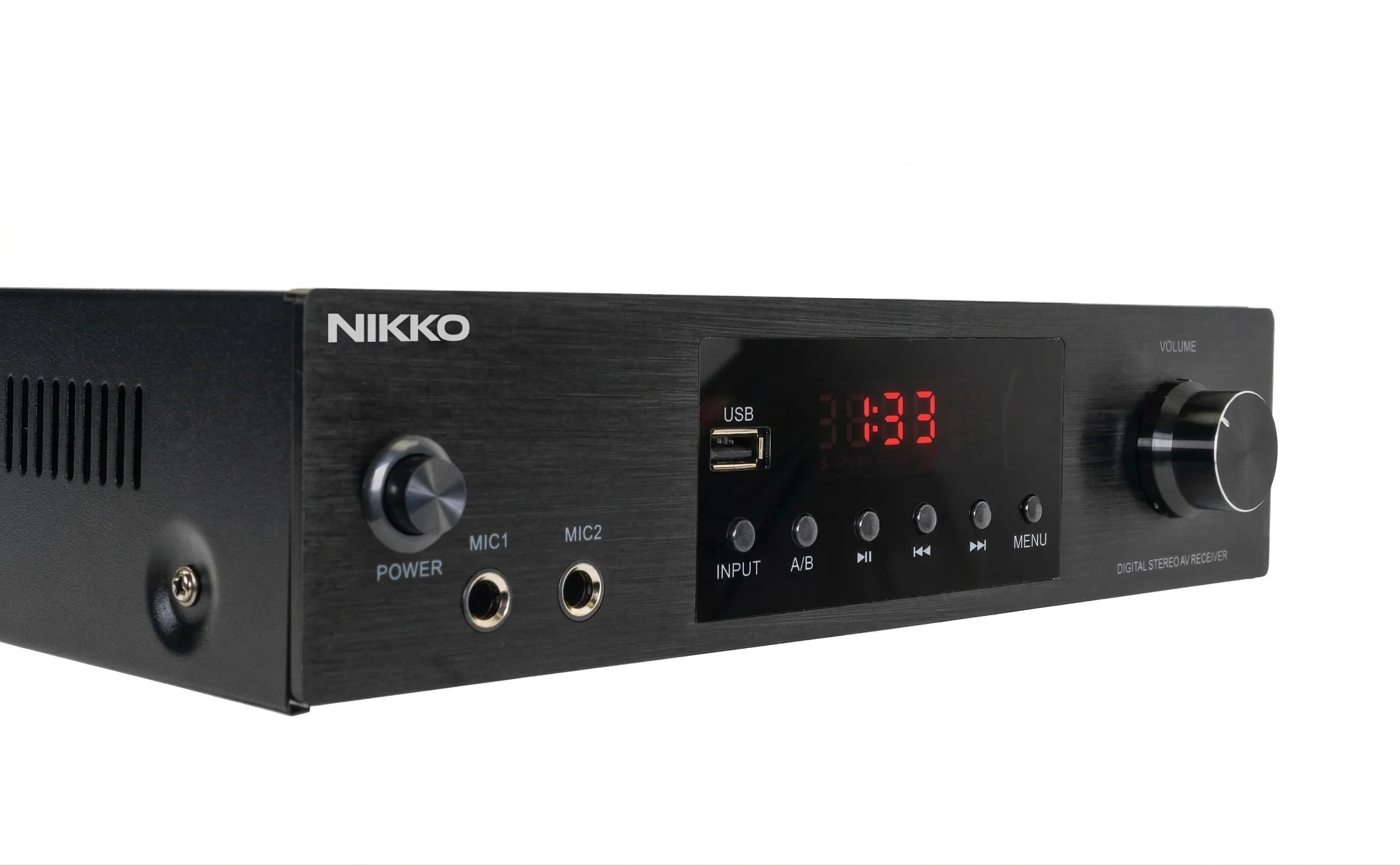 Schwarzer Nikko Digital-Stereo-AV-Receiver mit rotem Display, USB-Anschluss und Reglern auf weißem Hintergrund.