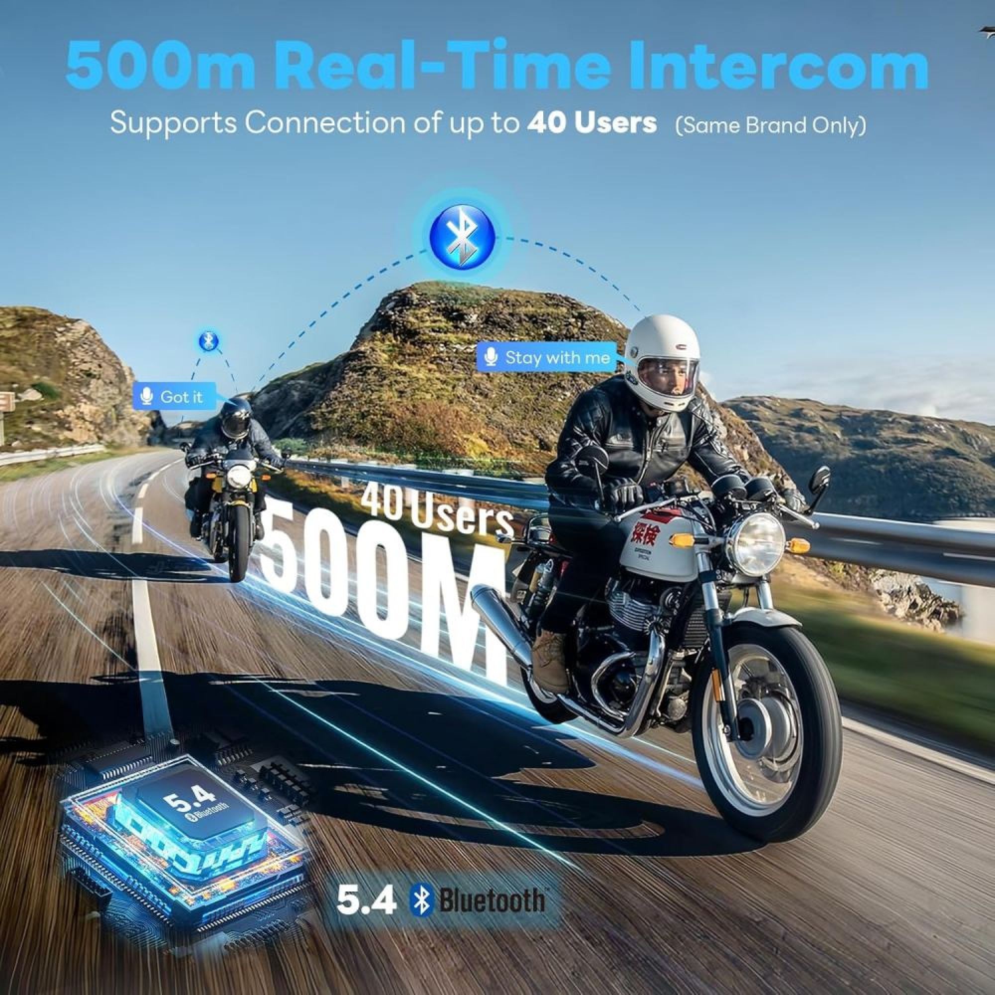 Zwei Motorradfahrer auf einer Küstenstraße, darüber Text über 500m Bluetooth-Intercom für bis zu 40 Nutzer.