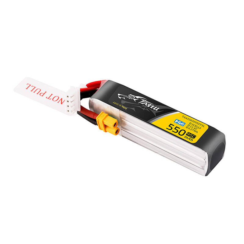 Una batteria LiPo Tattu nera con connettore XT30 giallo e linguetta di avvertenza bianca.