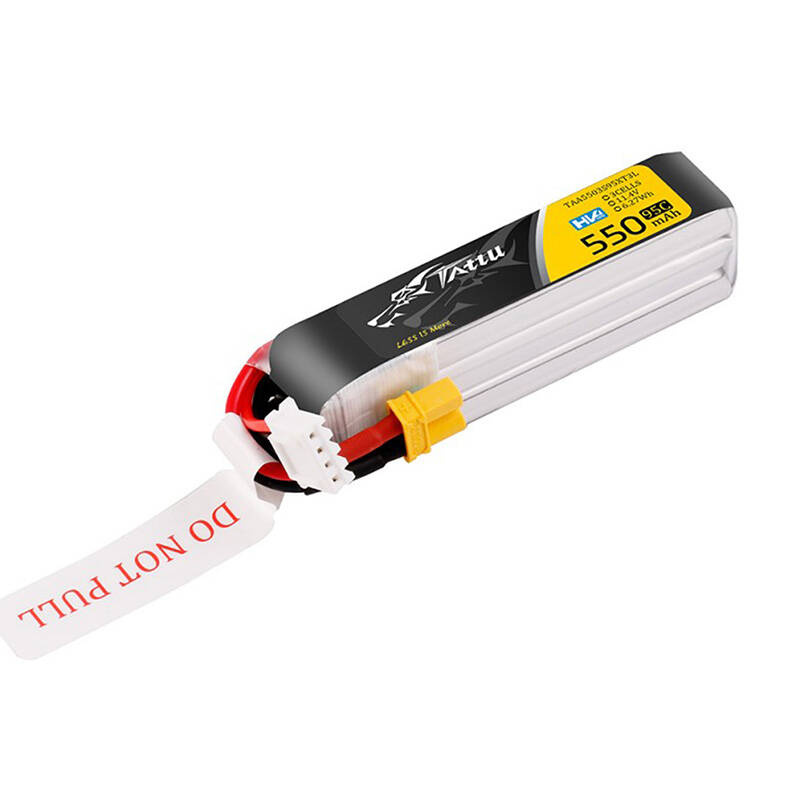 Una batteria Lipo Tattu con etichette gialle e nere e cavi rossi e neri.