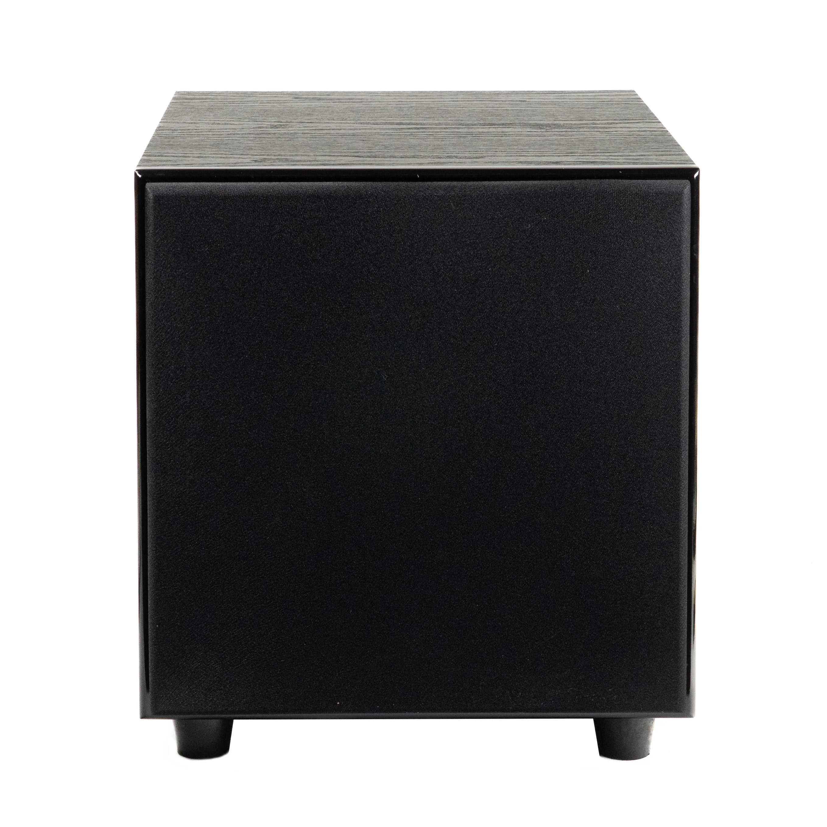 Eine schwarze Subwoofer-Lautsprecherbox auf vier kleinen Füßen vor weißem Hintergrund.