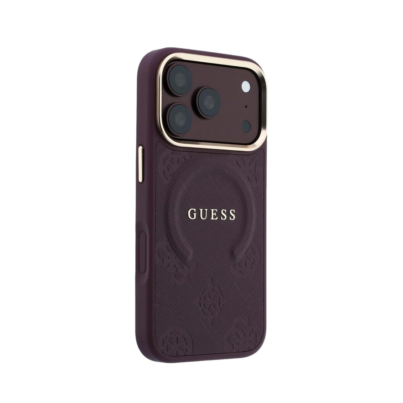 Funda de móvil Guess morada oscura con detalles dorados, logotipo en relieve y apertura para triple cámara.