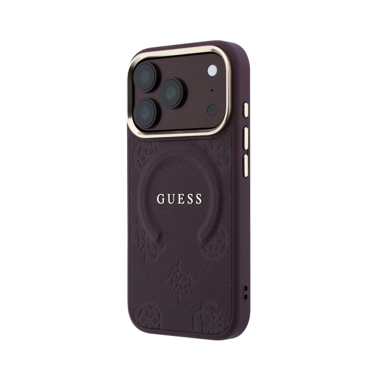 Una funda de móvil Guess morada con recorte de cámara dorado, logotipo grabado y anillo MagSafe sobre fondo blanco.
