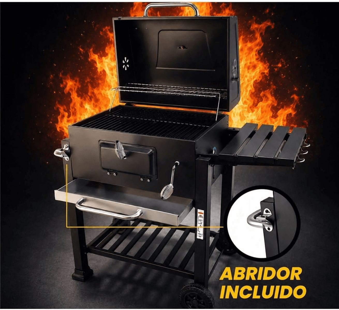 Una parrilla de carbón negra sobre fondo de fuego, con repisas laterales, bandeja para cenizas y abridor incluido.