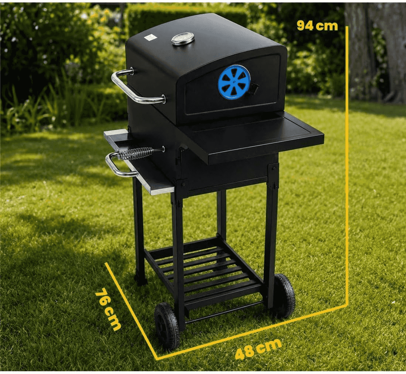 Una parrilla de carbón negra sobre césped verde con líneas de dimensión amarillas de 94 cm, 76 cm y 48 cm.