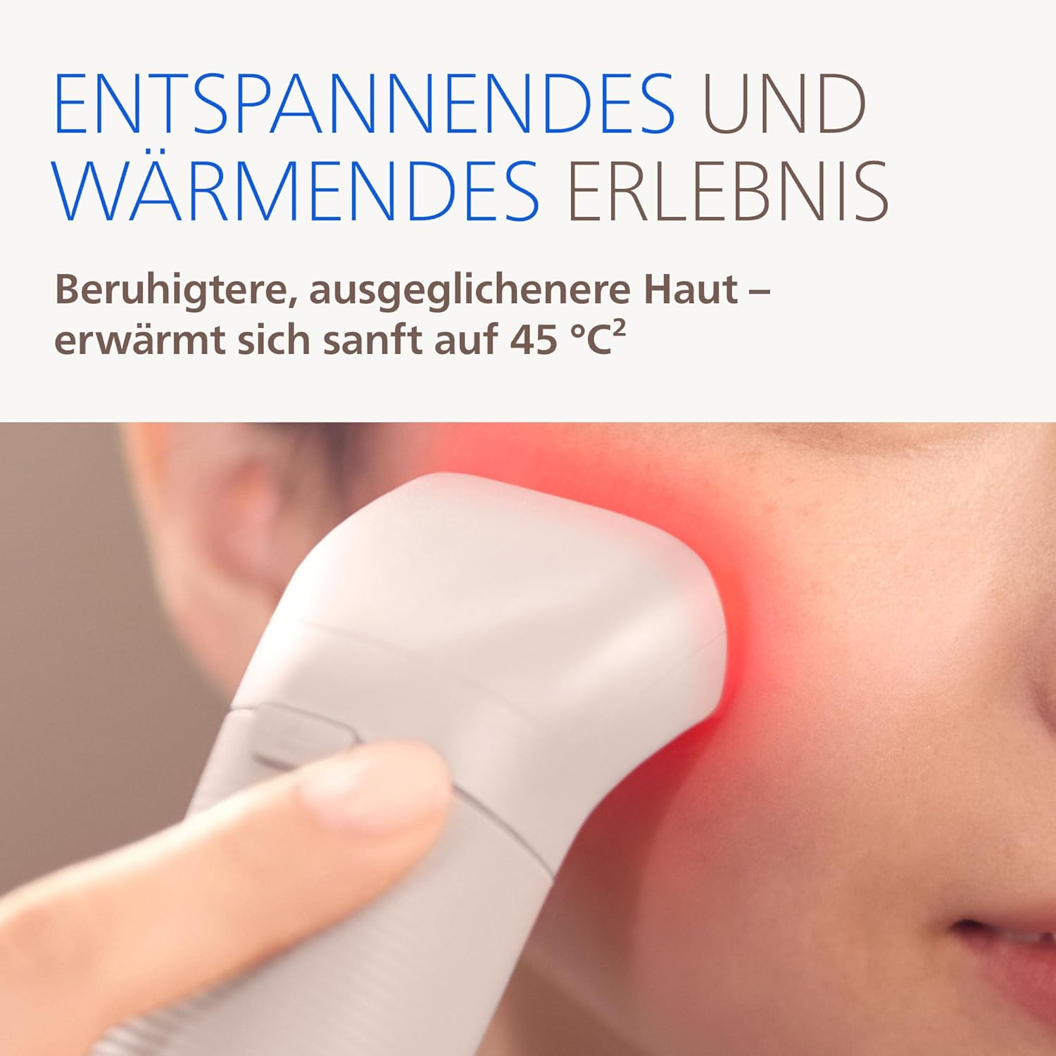 Un dispositivo cosmetico bianco riscalda delicatamente la pelle con luce rossa.