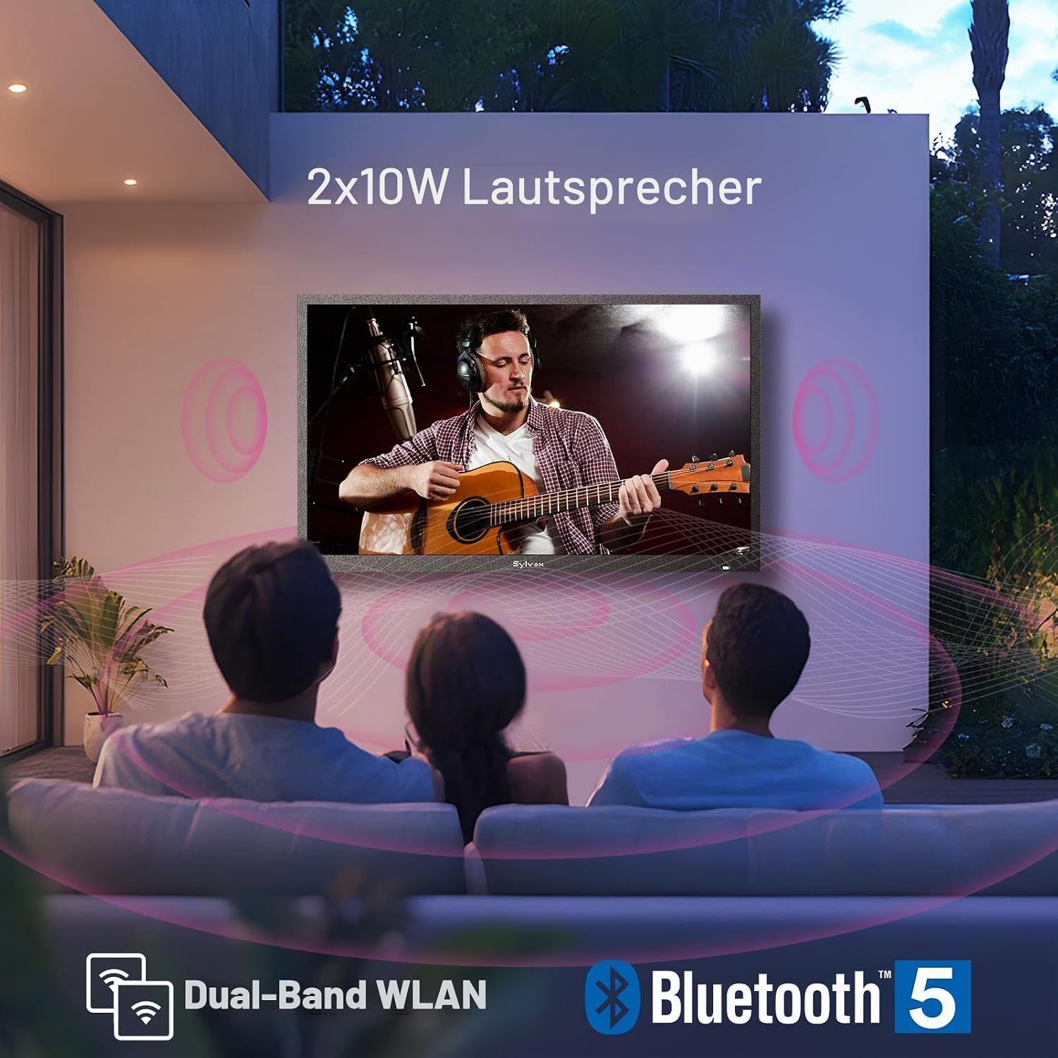 Tres personas ven la televisión al aire libre en un patio, con gráficos que indican ondas sonoras, WLAN y Bluetooth.